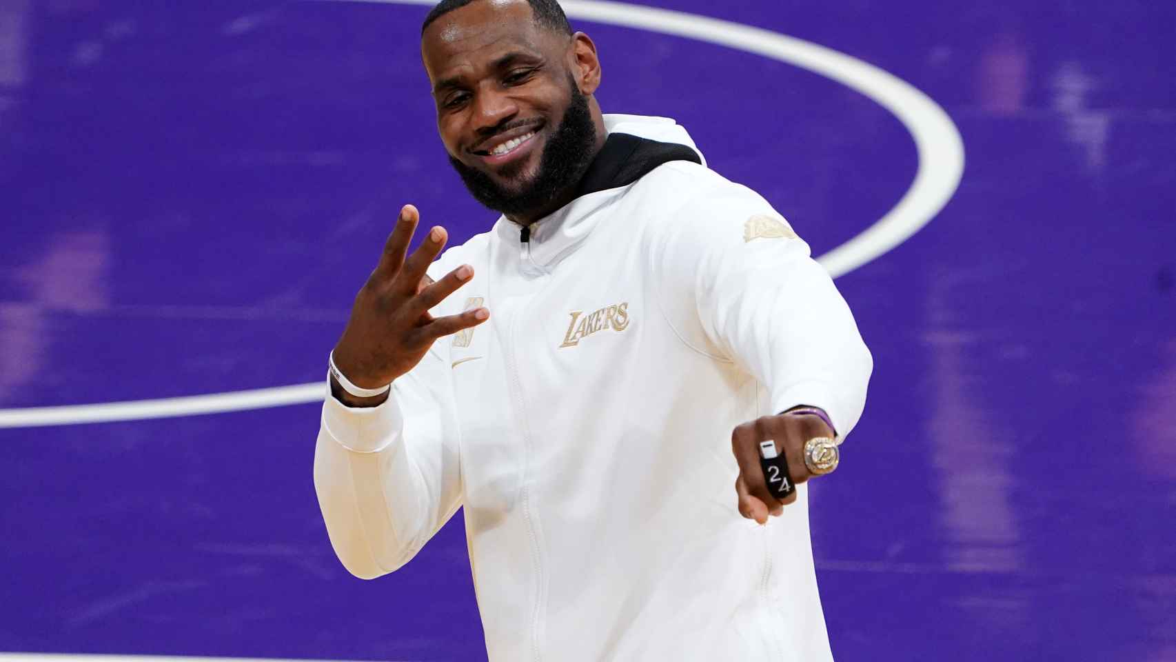 LeBron James, con su último anillo de la NBA