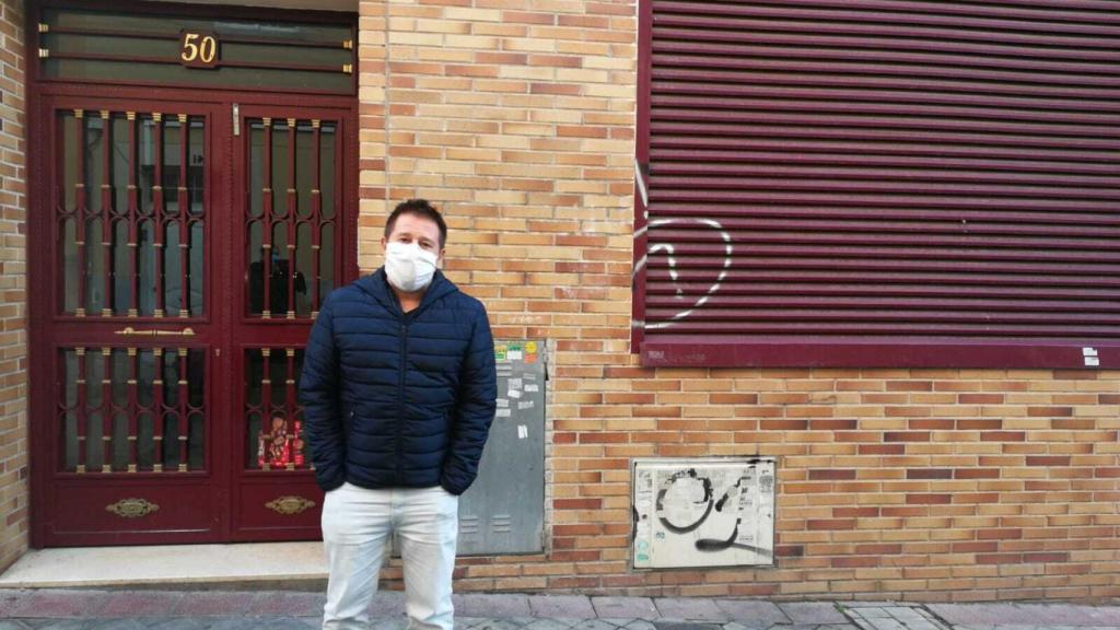 Pedro, en la entrada del edificio.