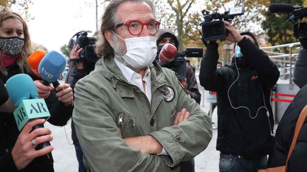 Pepe Navarro en las puertas de los juzgados de Plaza de Castilla.