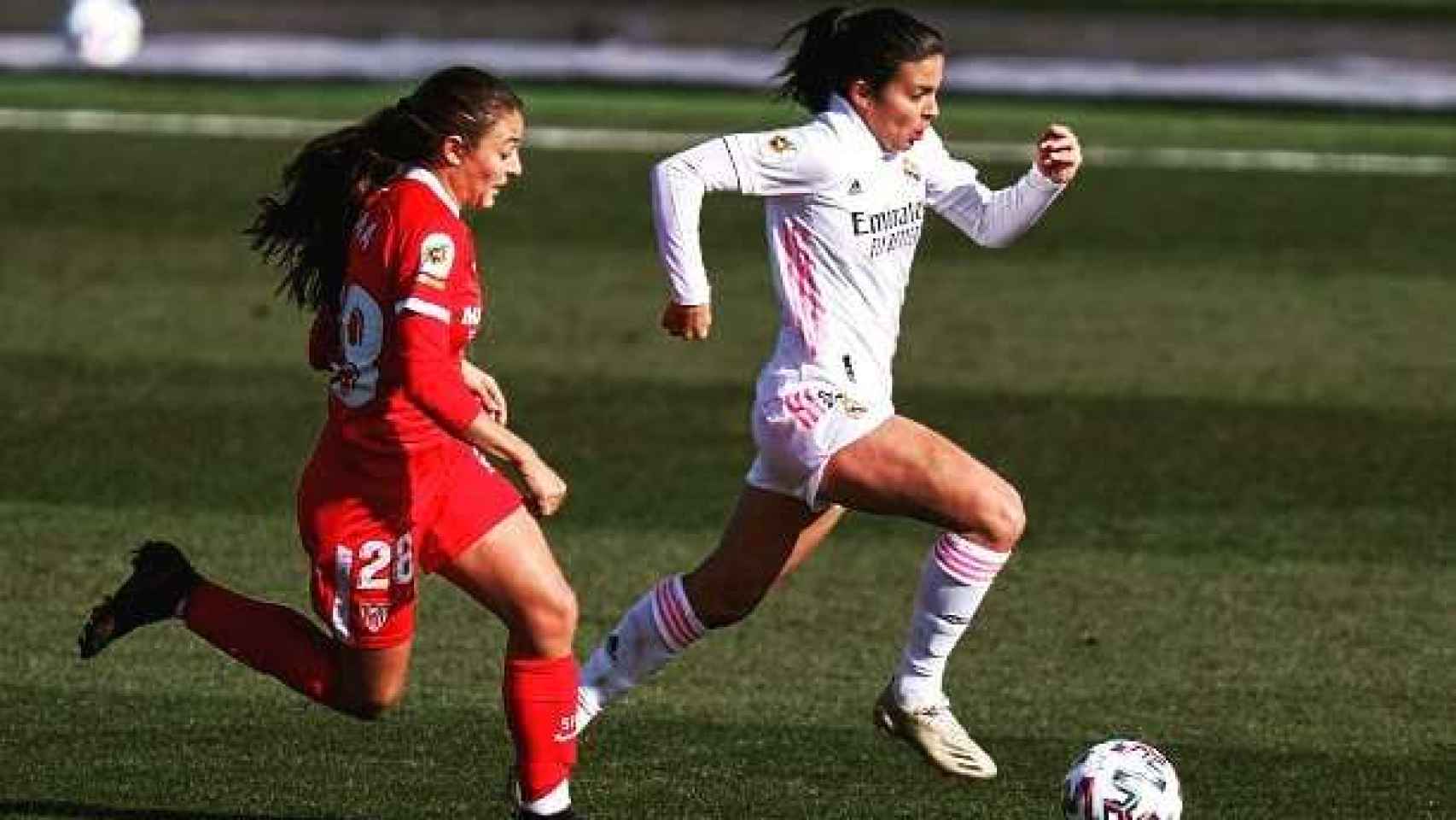 Una jugadora del Sevilla corre tras Claudia Florentino
