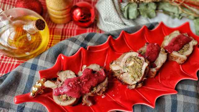 Rollo de pavo relleno de champiñones con salsa de frutos rojos
