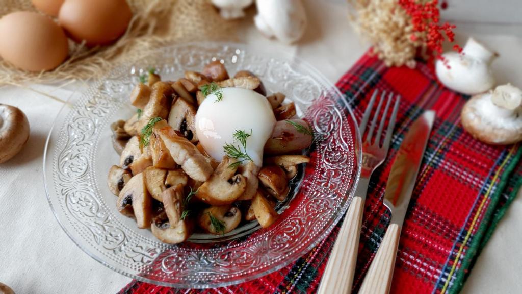 Champiñones salteados con anguila y huevo, receta fácil para una cena ligera