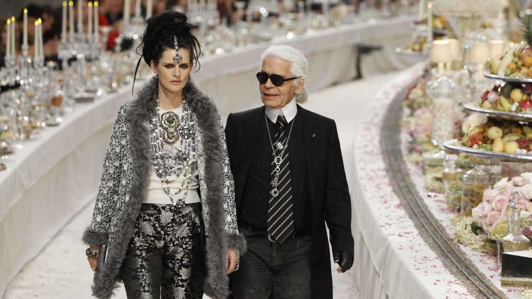 Stella Tennant con Karl Lagerfeld en París en 2011.