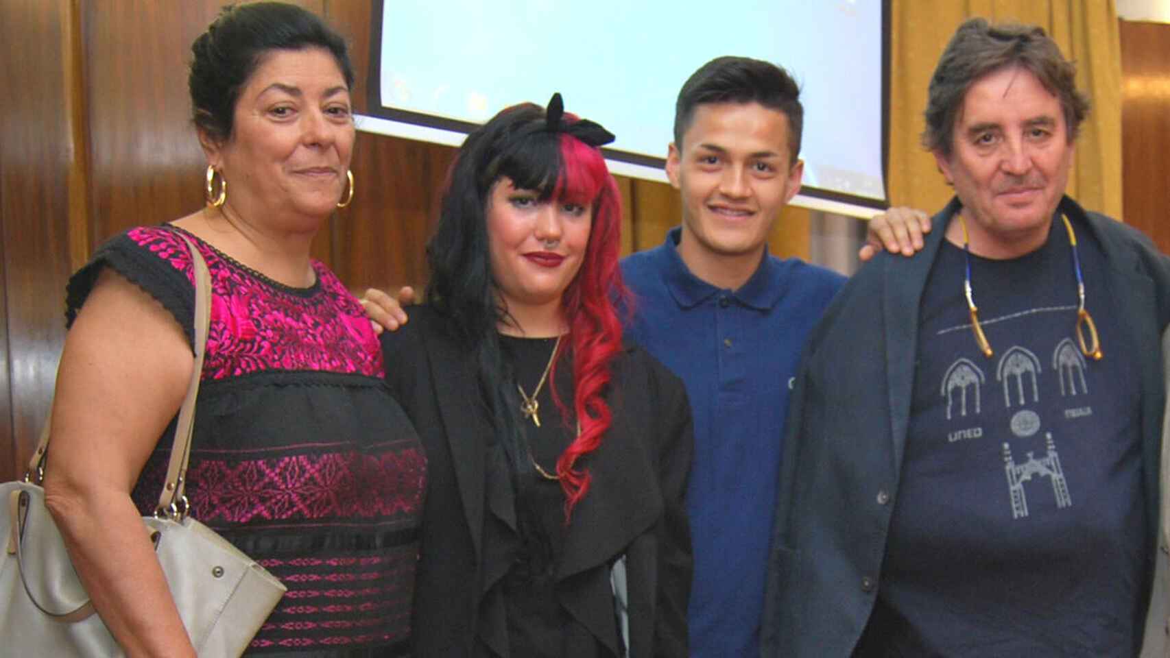 Elisa García Grandes junto a sus padres y su hermano.