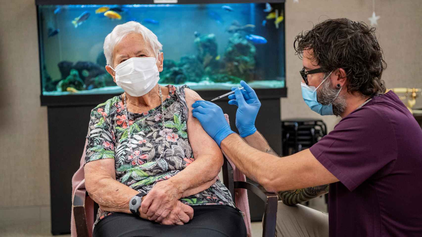 Una mujer suiza de 90 años recibe la vacuna de Pfizer y BioNTech.
