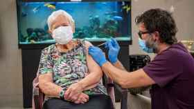 Una mujer suiza de 90 años recibe la vacuna de Pfizer y BioNTech.