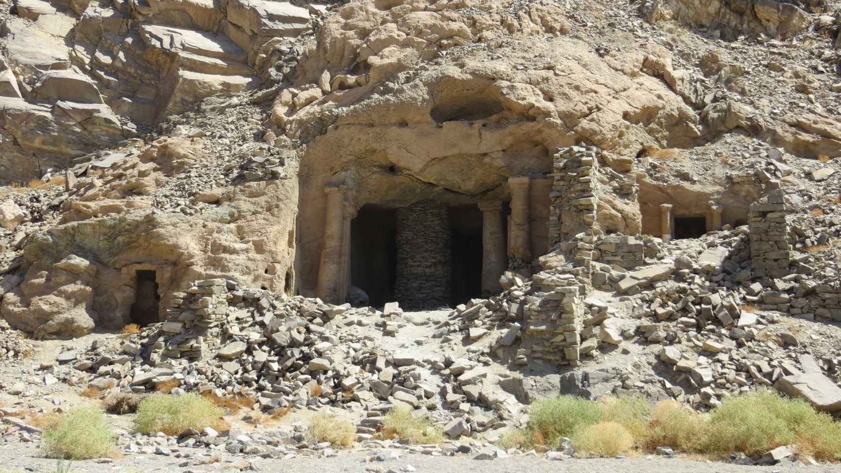 El gran templo recortado en la roca del yacimiento del Parque Nacional de Wadi Gemal.