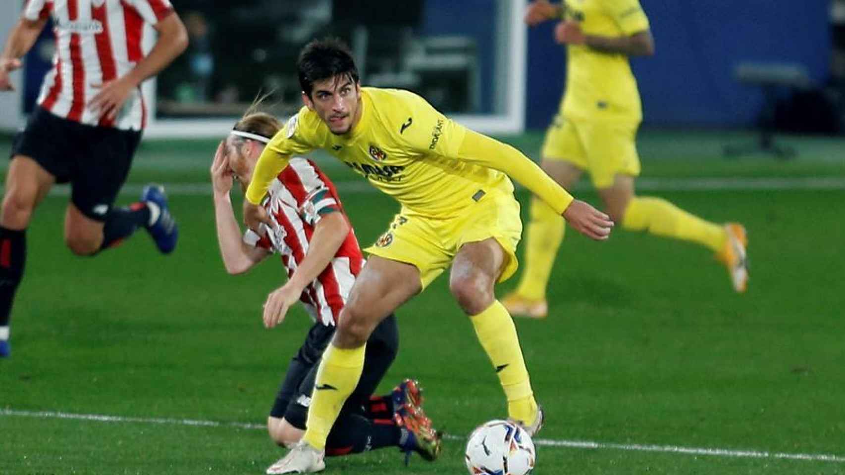 Gerard Moreno se lleva el balón ante Iker Munian, en el Villarreal - Athletic de la jornada 15 de La Liga