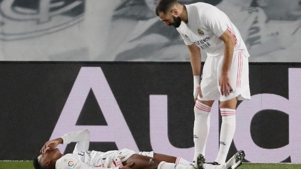 Karim Benzema preocupándose por Rodrygo Goes