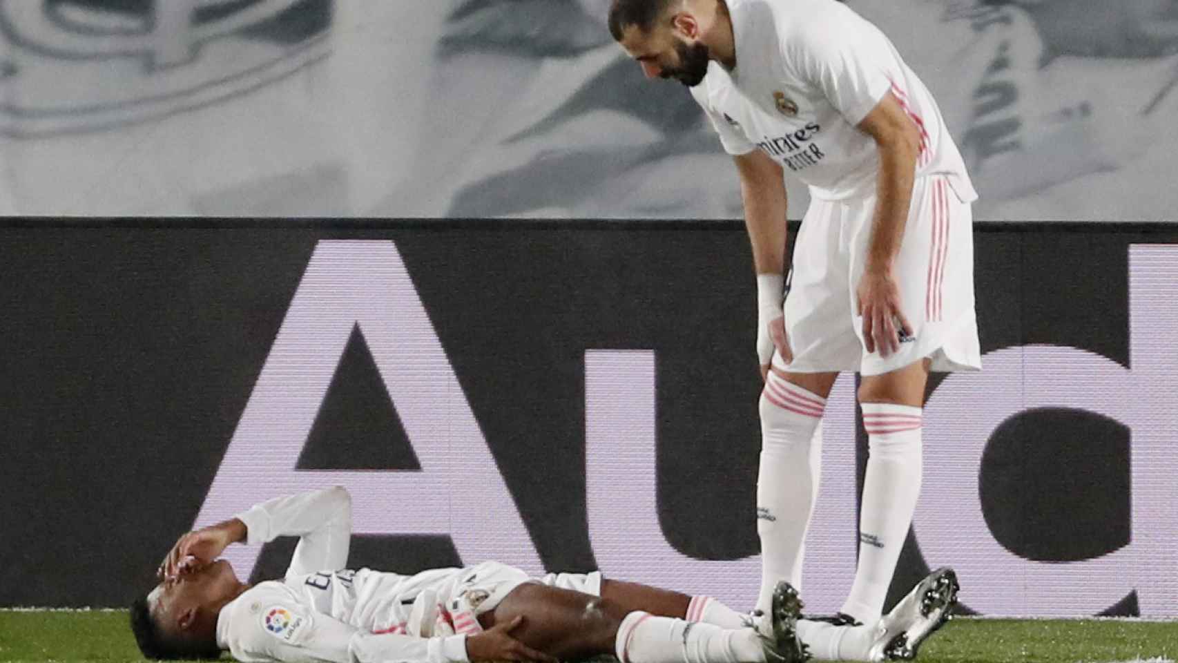Karim Benzema preocupándose por Rodrygo Goes