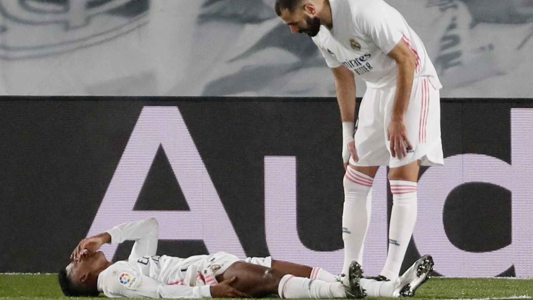 Karim Benzema preocupándose por Rodrygo Goes