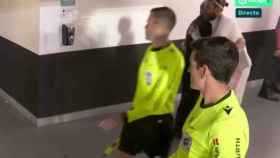 Abrazo entre Florentino Pérez y Sergio Ramos en el túnel de vestuarios