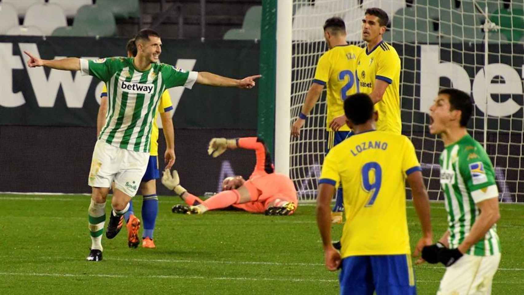 Guido Rodríguez celebra el gol de la victoria en el Betis - Cádiz de la jornada 15 de La Liga