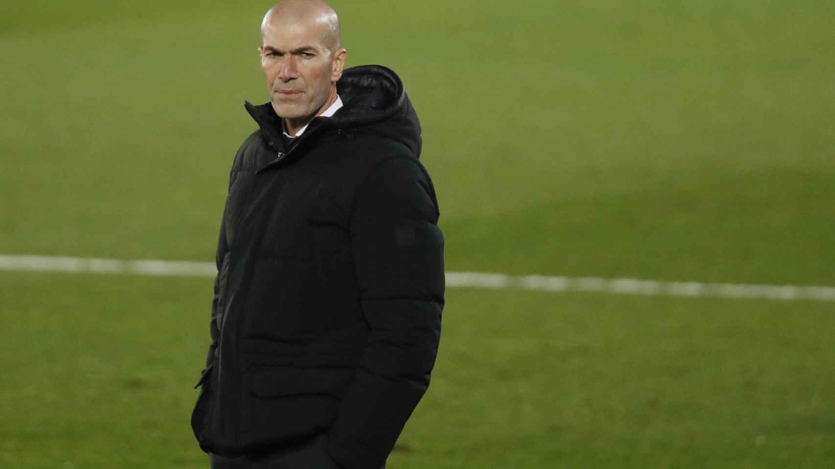 Zidane sigue el Real Madrid - Granada desde la banda