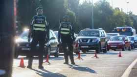 Agentes de la Policía Municipal durante un control efectuado en la Carretera de Castilla, en Madrid. Foto: Ricardo Rubio - Europa Press
