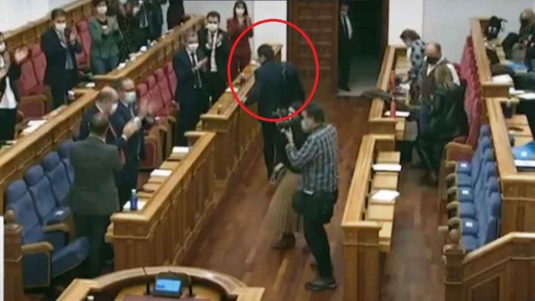 Momento en el que Iván Rodrigo abandona el pleno mientras sus compañeros del PSOE aplauden la aprobación de los presupuestos