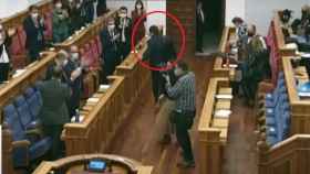 Momento en el que Iván Rodrigo abandona el pleno mientras sus compañeros del PSOE aplauden la aprobación de los presupuestos