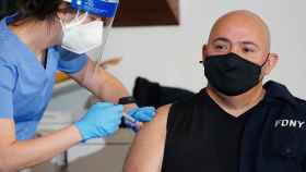 Un hombre recibe la vacuna contra la Covid-19 en Nueva York.