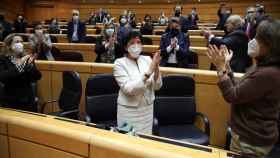 La ministra de Educación, Isabel Celaá (c), recibe aplausos tras aprobarse la Lomloe en el Senado.