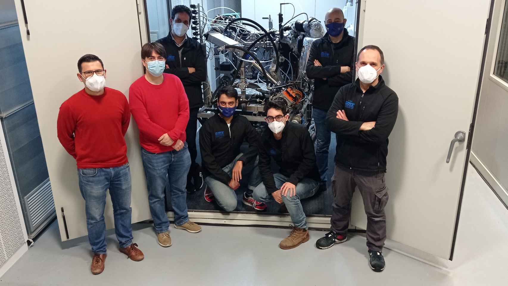 El equipo de investigación de la UPV junto al contenedor autónomo ultrafrío que han desarrollado.