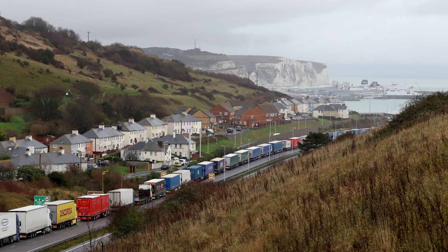 Camiones atrapados en las cercanías del puerto de Dover (Reino Unido).