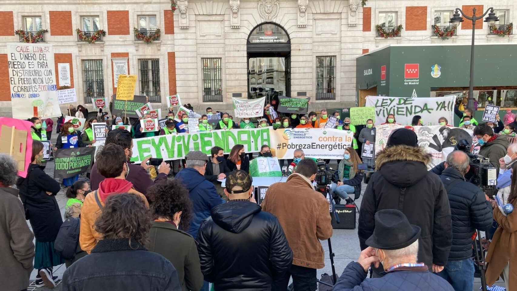 Colectivos sociales se concentraron recientemente en la Puerta del Sol (Madrid) para pedir la paralización de los desahucios.