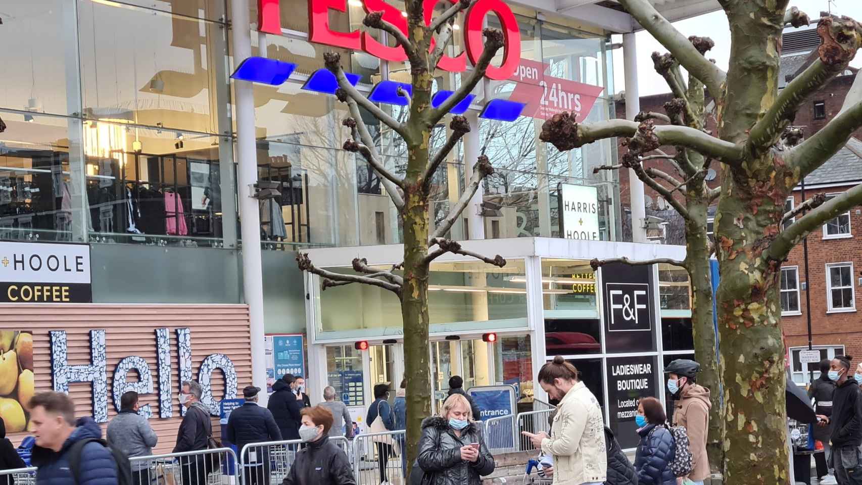 Personas haciendo cola en Londres a las afueras de un supermercado Tesco.