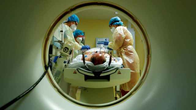 Sanitarios realizan una tomografía a un paciente de Covid-19 en el Hospital Havelhöhe en Berlín.
