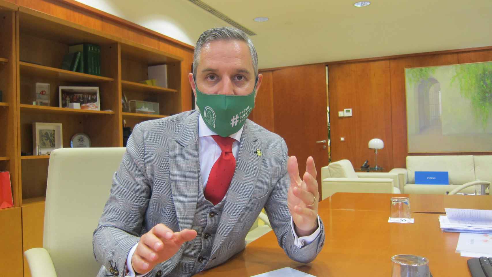 El consejero de Hacienda, Juan Bravo, en su despacho durante la entrevista.