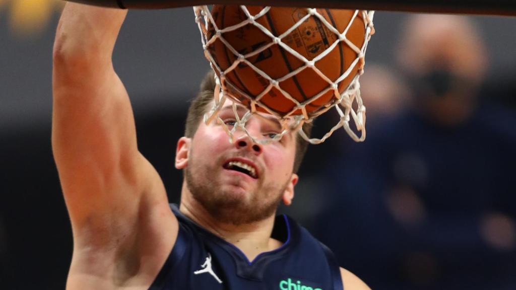 Luka Doncic hace un mate en el primer partido de la temporada de la NBA 2020/2021