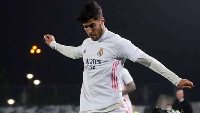 Marco Asensio pone un centro ante el Granada