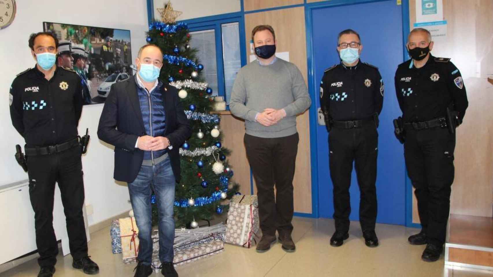 Casañ y Sáez con la Policía Local de Albacete en la víspera de Navidad
