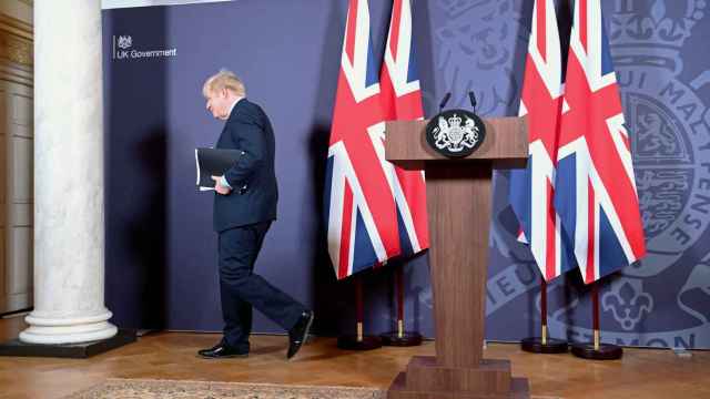 Boris Johnson abandona el estrado tras la rueda de prensa que ha ofrecido este jueves
