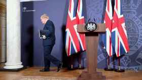 Boris Johnson abandona el estrado tras la rueda de prensa que ha ofrecido este jueves