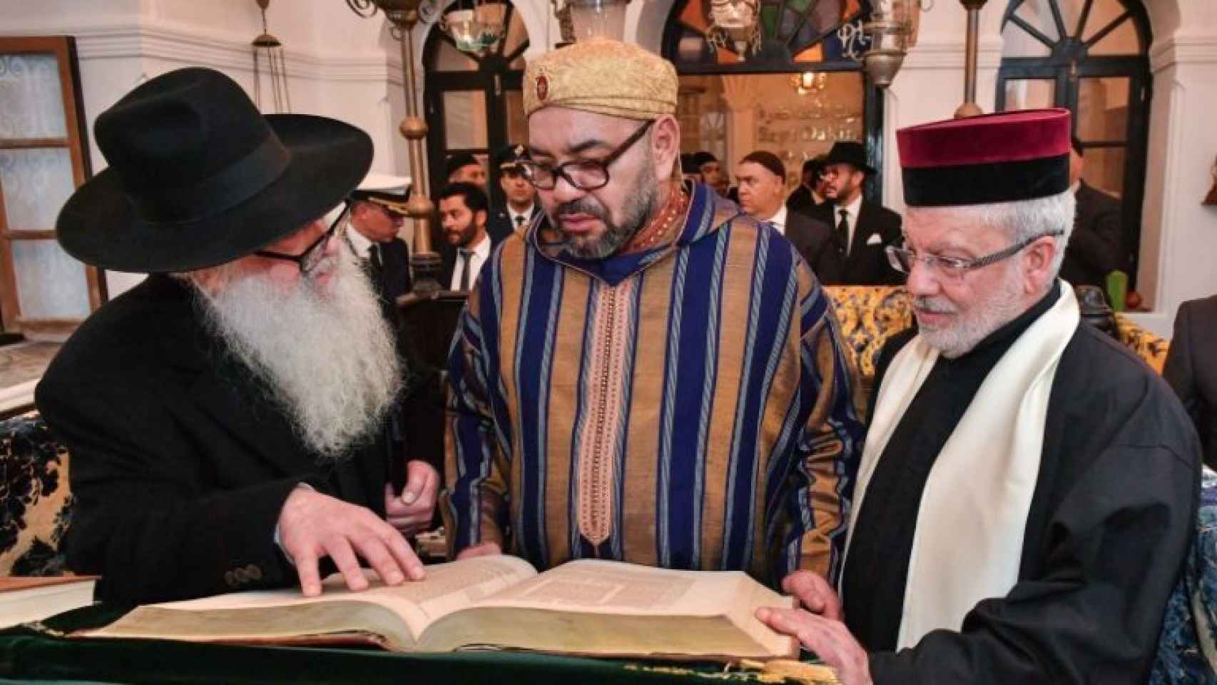 El rey Mohamed VI, con unos rabinos en enero en Essauira.
