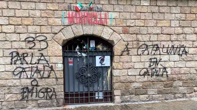 La pizzeria Marinella (Barcelona) amaneció con pintadas amenazantes por no atender a sus clientes en catalán.