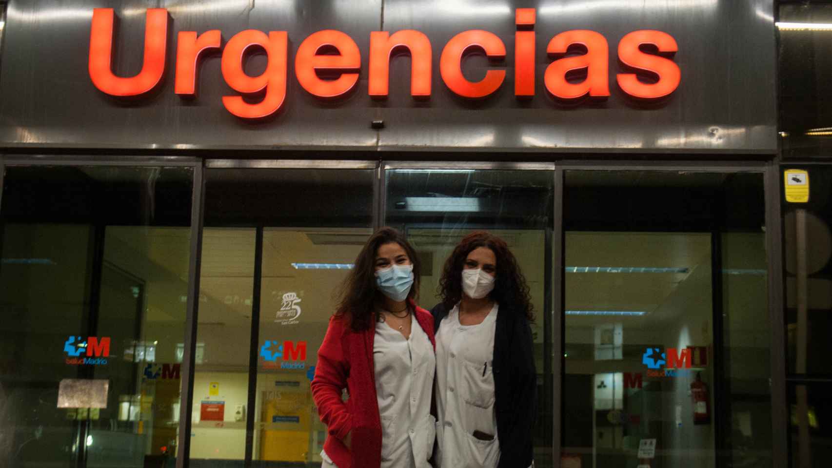 Eva y Estefi, técnicas sanitarias del Hospital Clínico San Carlos de Madrid