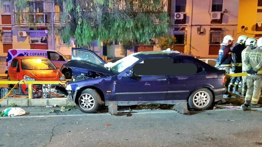 El coche accidentado quedó atravesado por el quitamiedos.