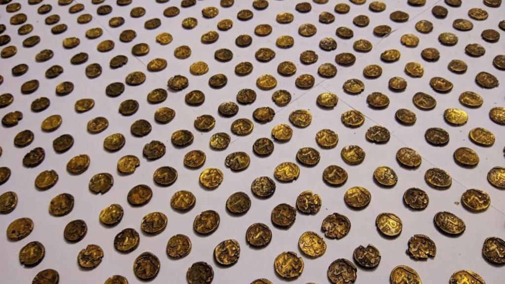 Un puñado de las monedas de oro halladas.