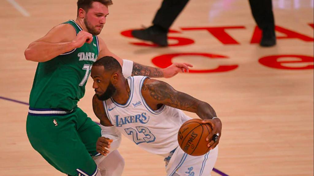 Doncic y LeBron James, durante el partido entre los Mavs y los Lakers