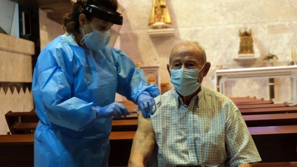 Áureo Lopez fue el primer vacunado en Castilla y León