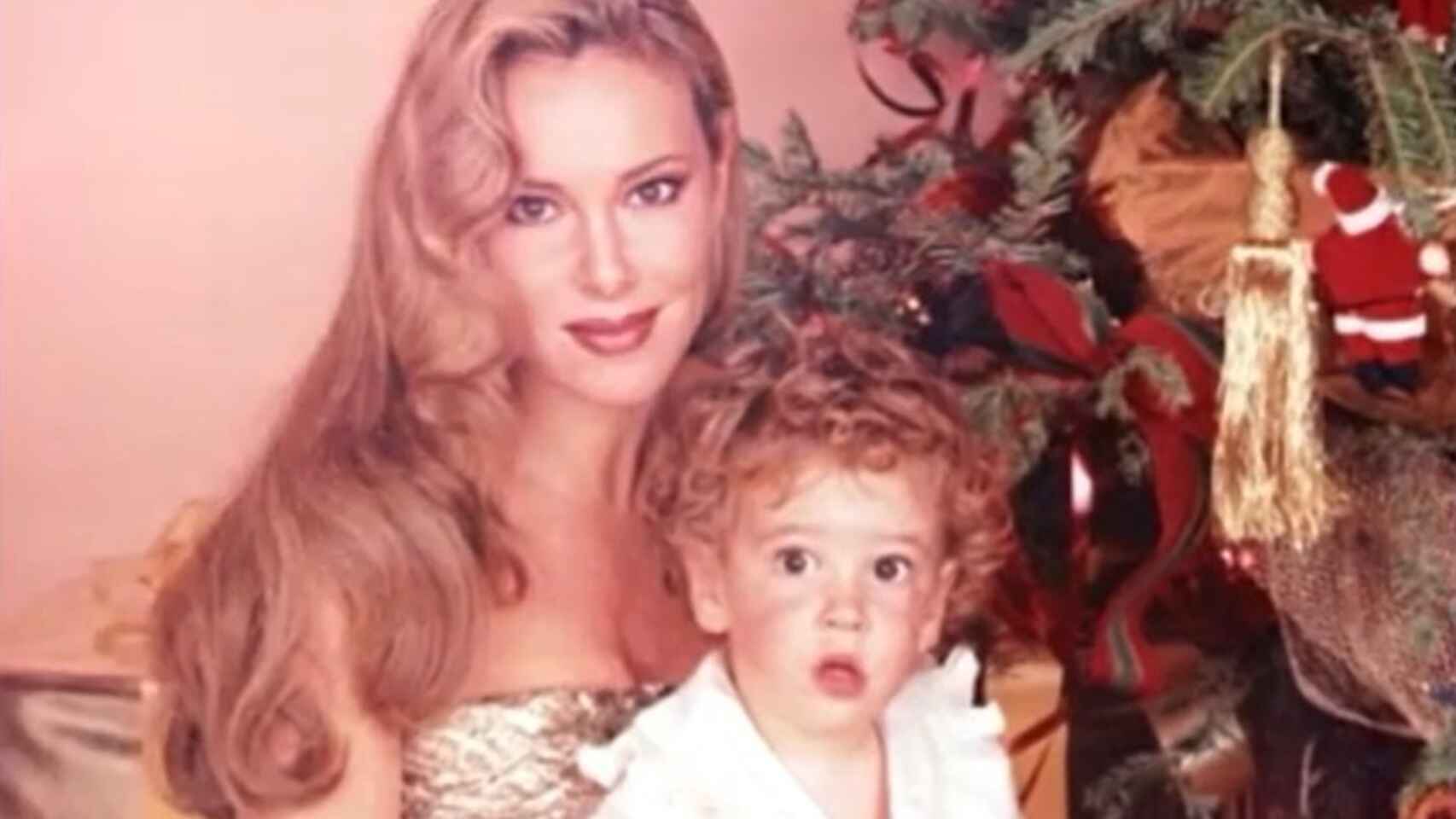 La actriz no ha celebrado la Nochebuena y ha recordado en redes las navidades con su hijo.