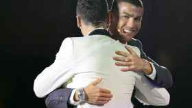 Abrazo entre Cristiano Ronaldo y Robert Lewandowski, en la gala de los Globe Soccer Awards 2020