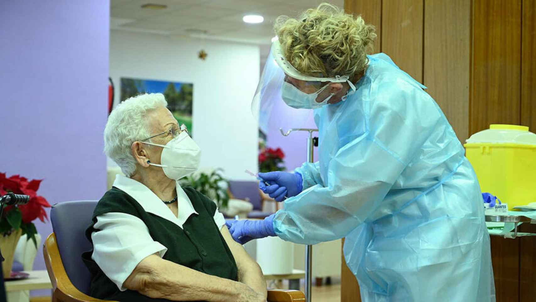 Araceli, de 93 años, ha sido la primera española en recibir la vacuna contra el Covid-19 (Foto: Captura TVE)