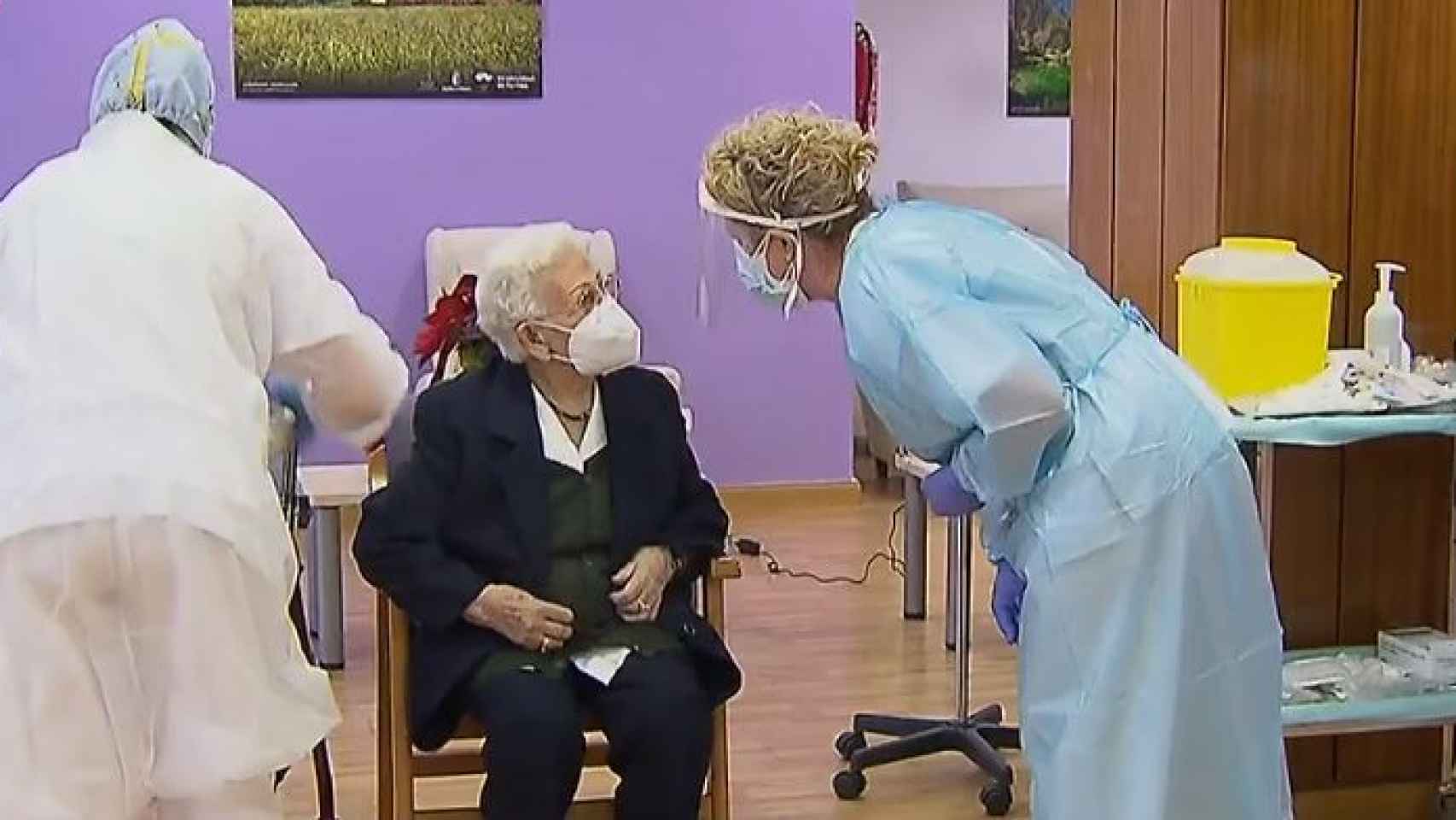 Araceli, de 96 años, la primera vacunada contra la Covid en España