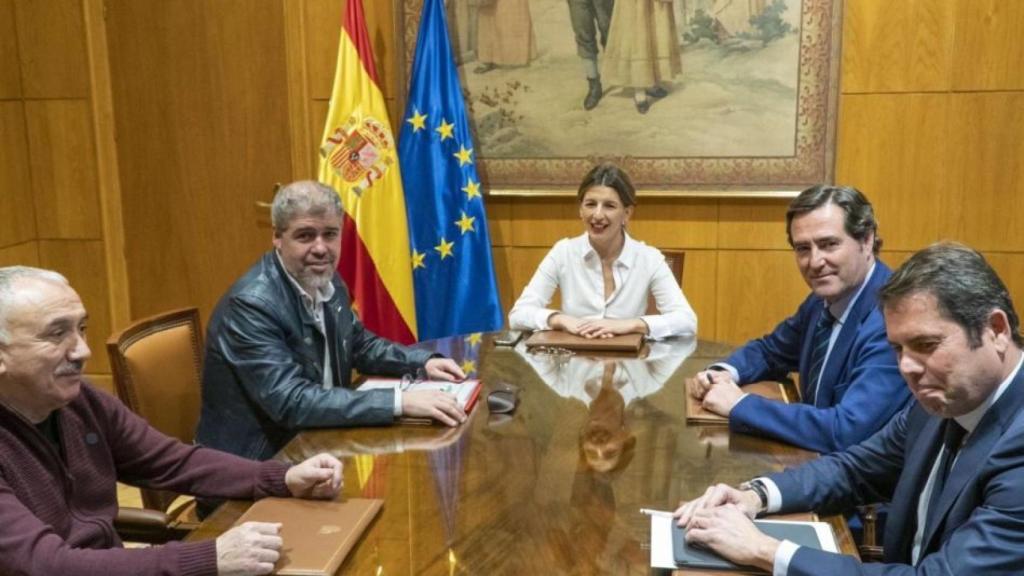 La vicepresidenta tercera y ministra de Trabajo, Yolanda Díaz, reunida con los agentes sociales.