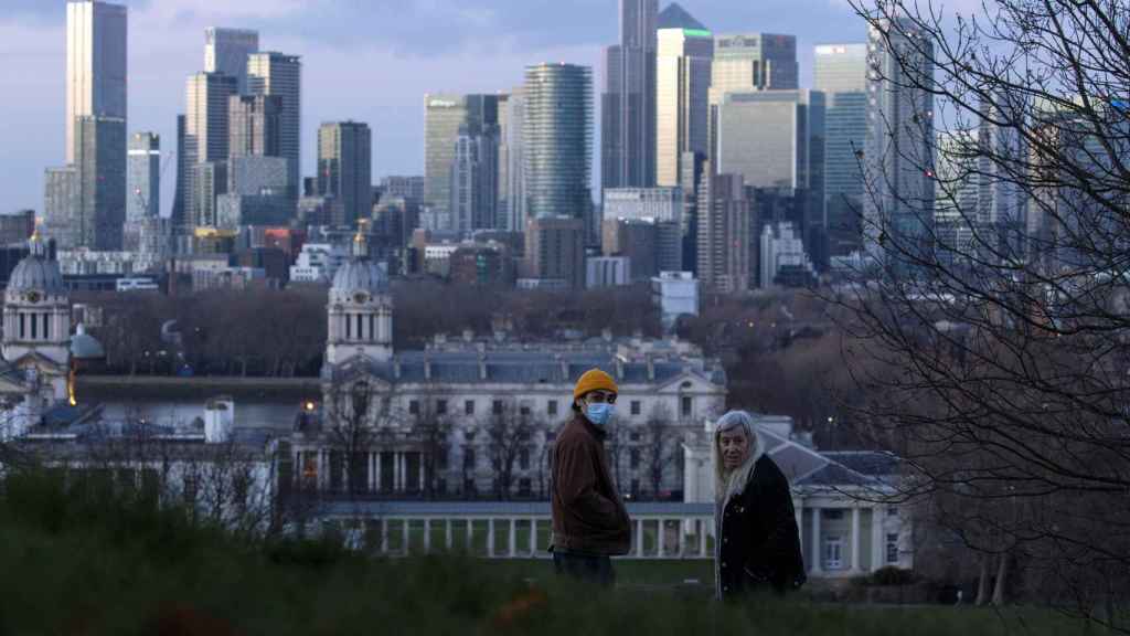 Dos personas en el Greenwich Park de Londres.