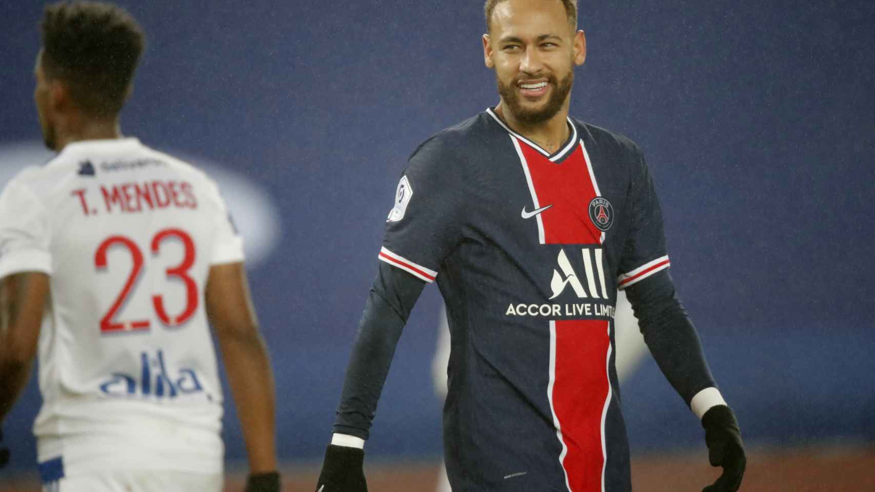 Neymar sonriendo durante un partido del PSG