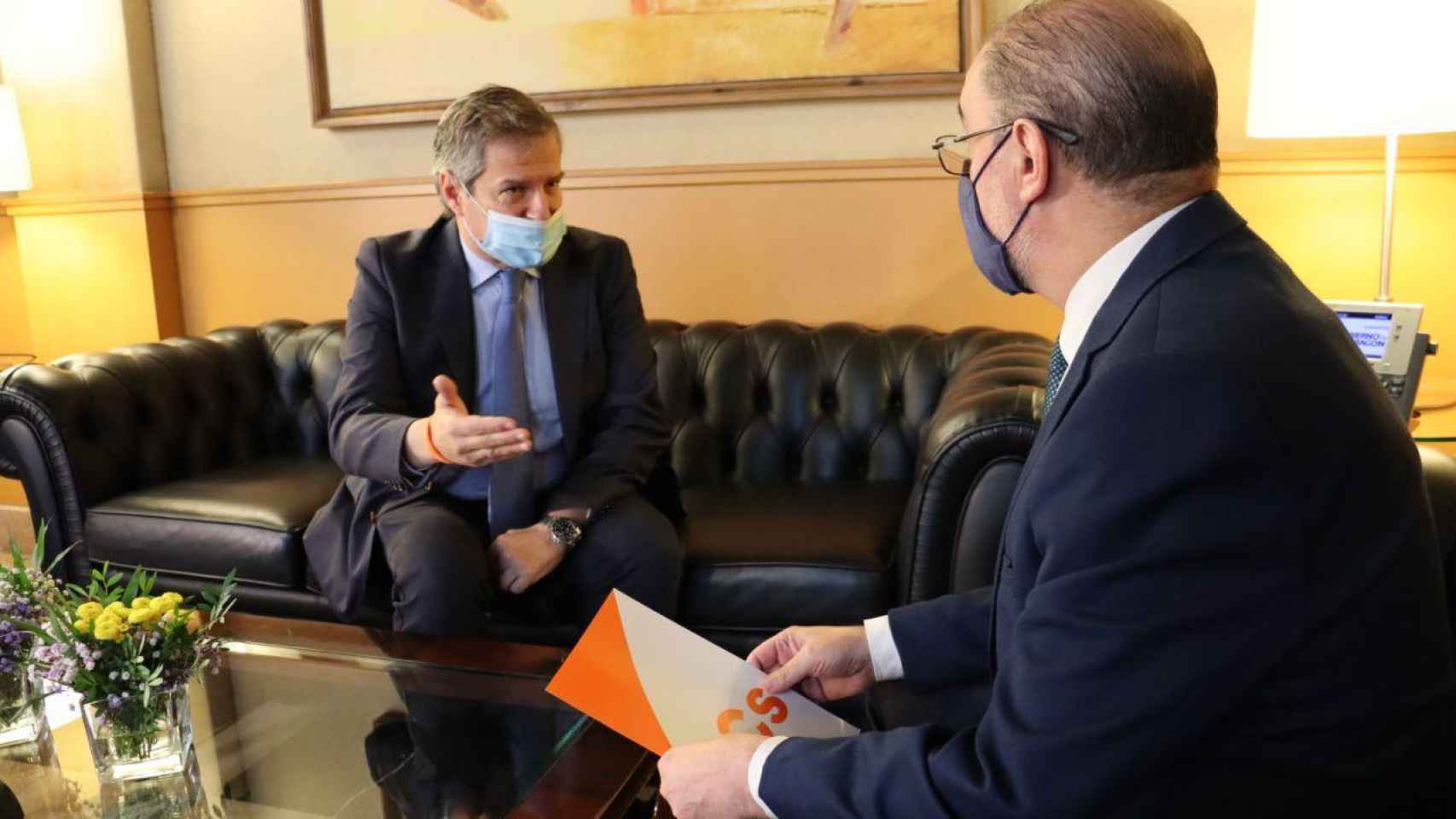 Javier Lambán, con el líder de Ciudadanos en Aragón, Daniel Pérez, en una reciente reunión.