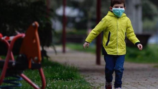 Un niño con mascarilla.